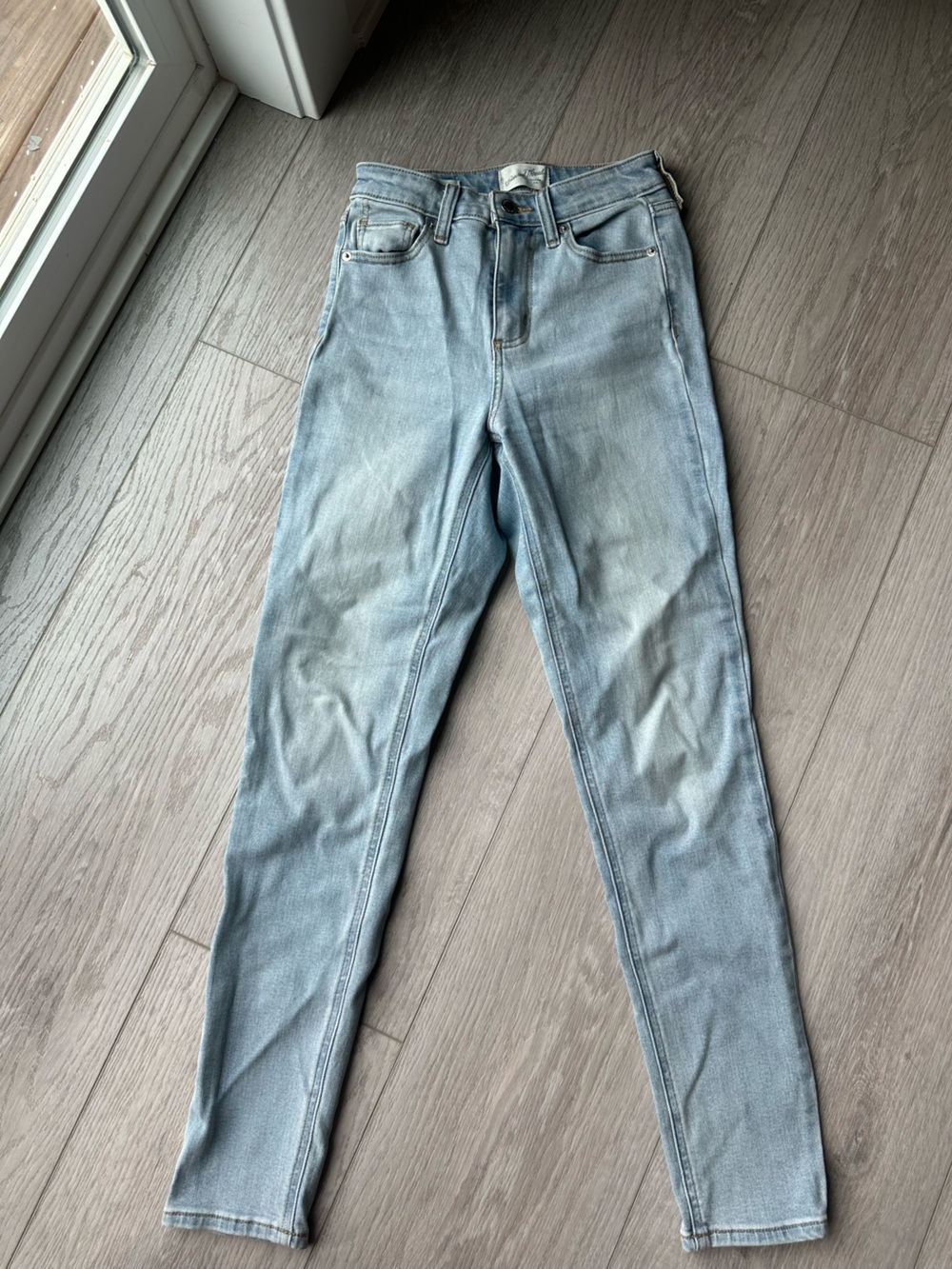Universal Thread Light Wash Skinny Jeans - Pale Blue